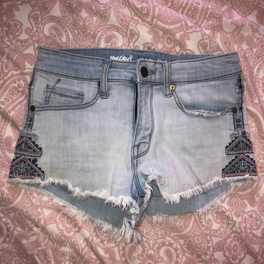 Pattern on lower sides. High rise denim shorts